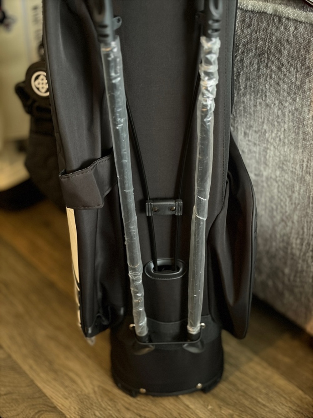 G/FORE Black and White Skull golf bag. - Picture 8 of 8